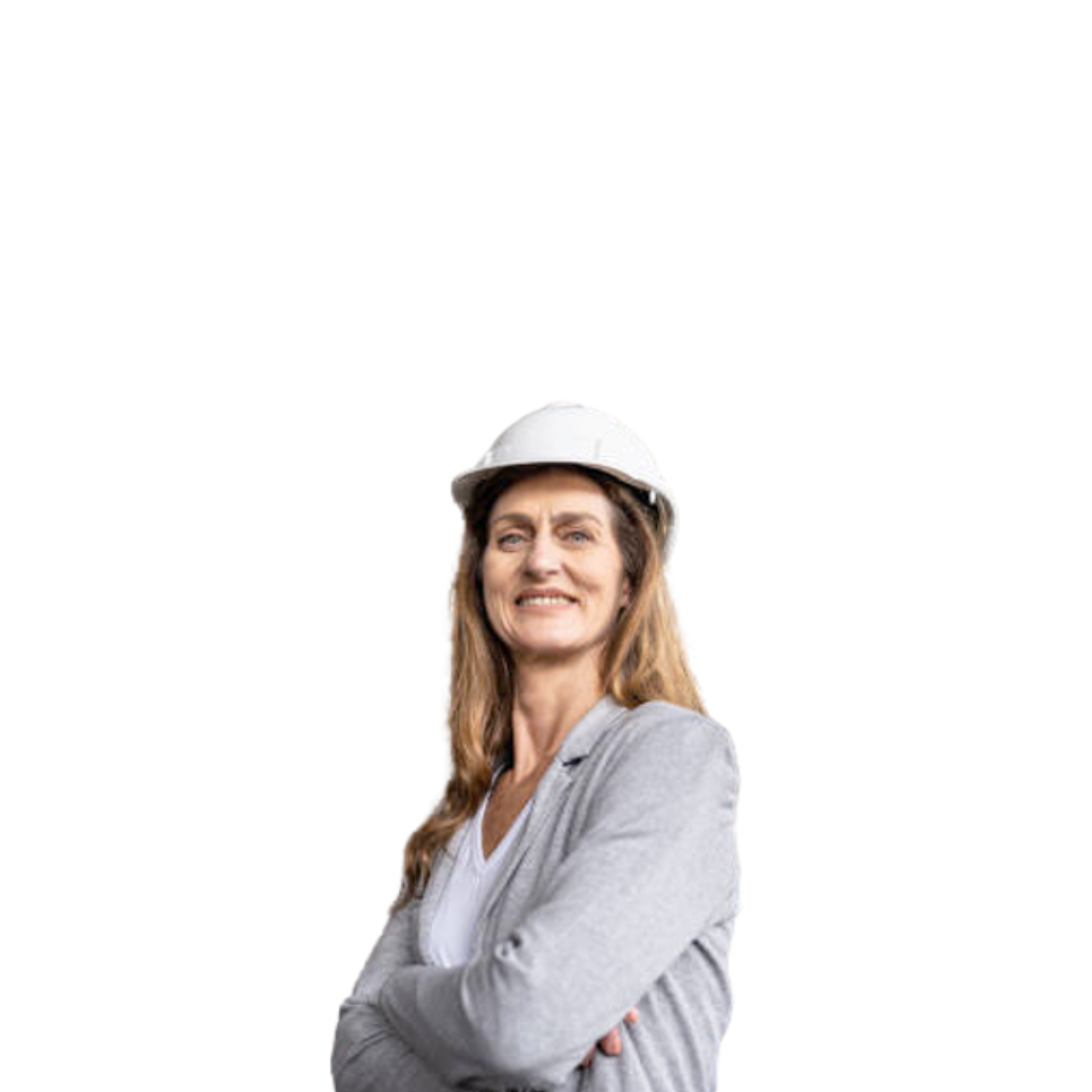 une femme avec un casque d'ouvrier sur la tête croisant
        les bras